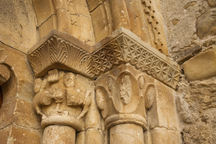 Capiteles lado derecho de la portada de la iglesia del monasterio de Carracedo